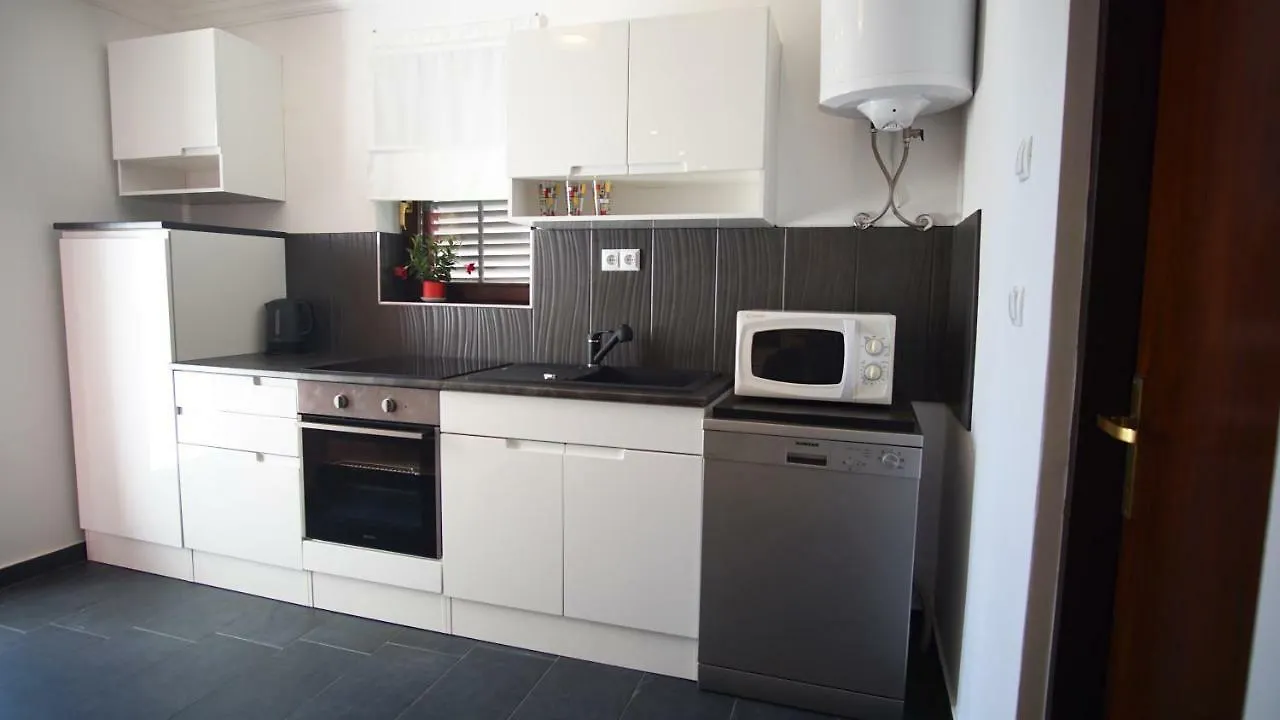 Apartmani Laura Trogir 0*,  Croatia