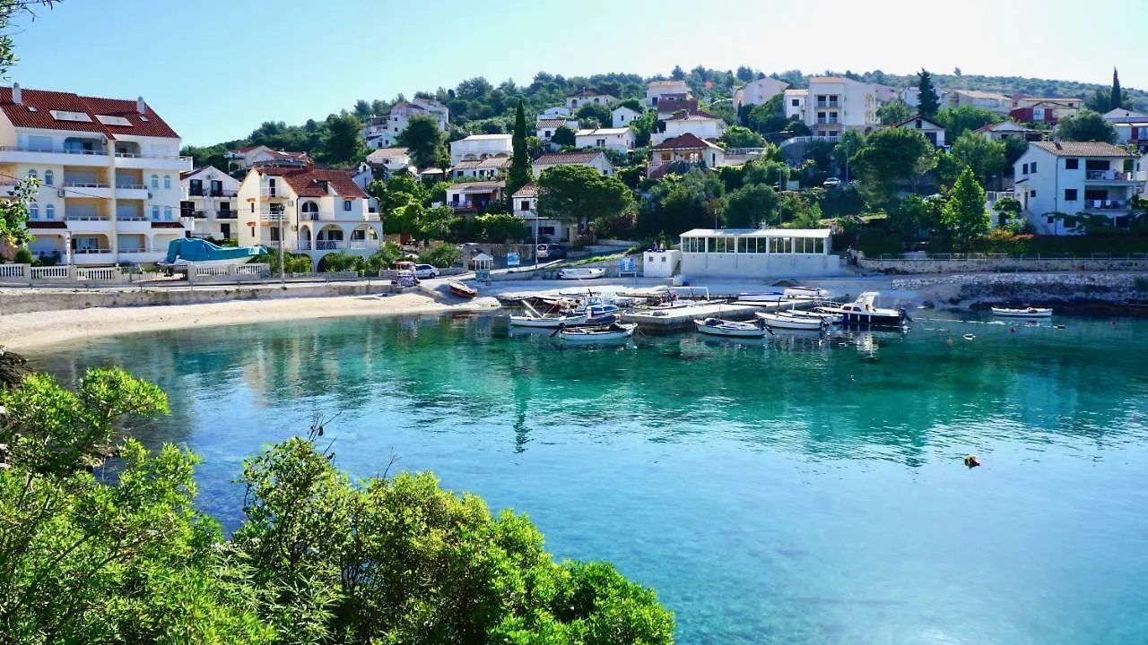 Apartmani Laura Trogir 0*,  Croatia