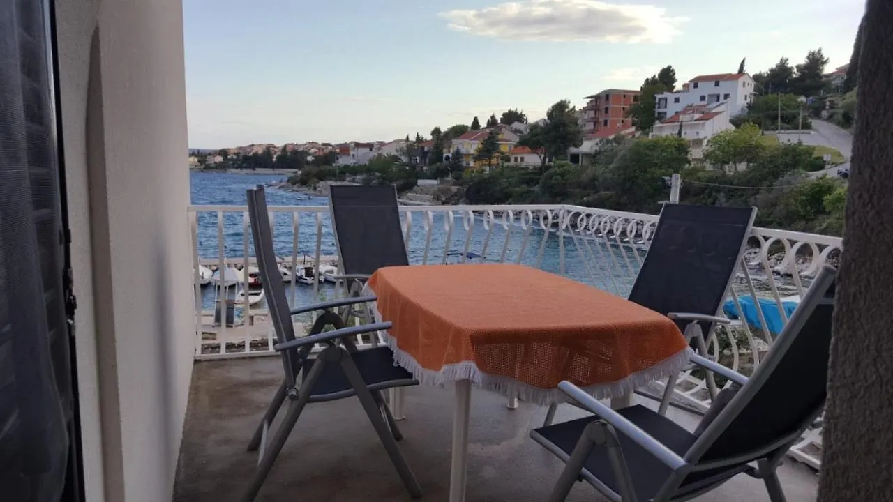 Apartmani Laura Trogir 0*,  Croatia